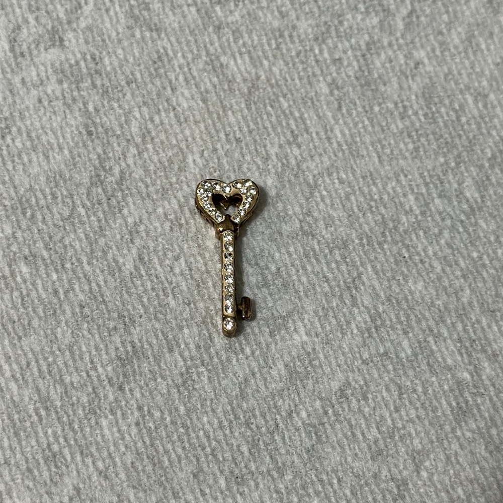 Beautiful 925 sterling silver key heart pendant with rhinestones